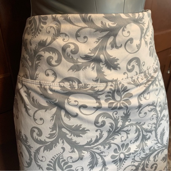 SALE!! Damask print skort stretchy athleisure belly control panel - Picture 7 of 11